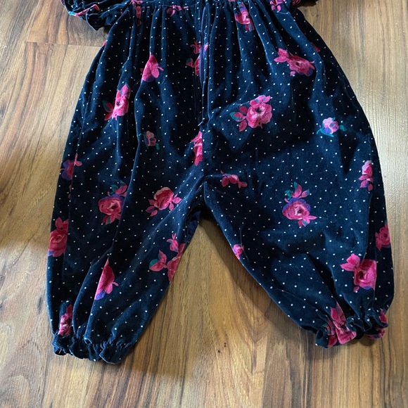 Just too cute Lil girls 12M snap VTG romper w ruffled sleeves embroidered collar - Picture 6 of 10